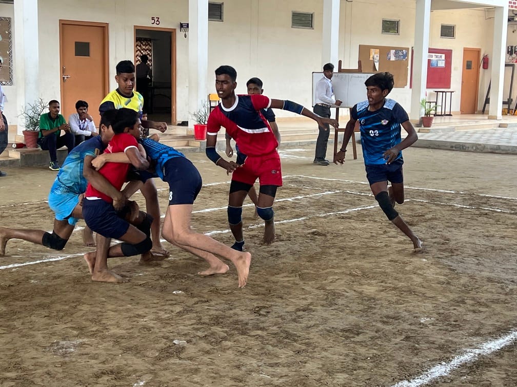 नगर के अलीनगर स्थित सनबीम स्कूल में आयोजित कबड्डी प्रतियोगिता के फाइनल में दूसरे टीम के खिलाड