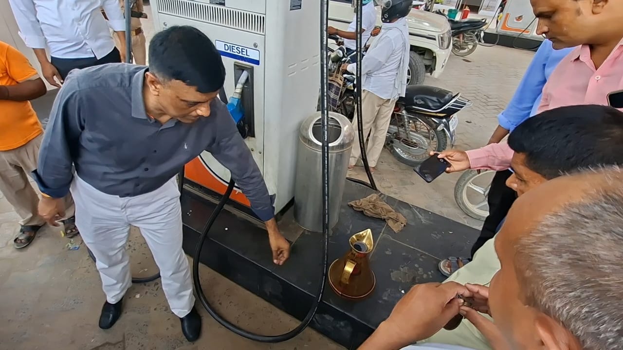 नगर के ब्रह्मस्थान स्थित पेट्रोलपंप की जांच करते जिला पूर्ति अधिकारी। संवाद