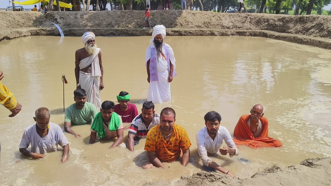 प्रशासन द्वारा बनाएं कुंड में जल समाधि लेते किसान नेता। संवाद