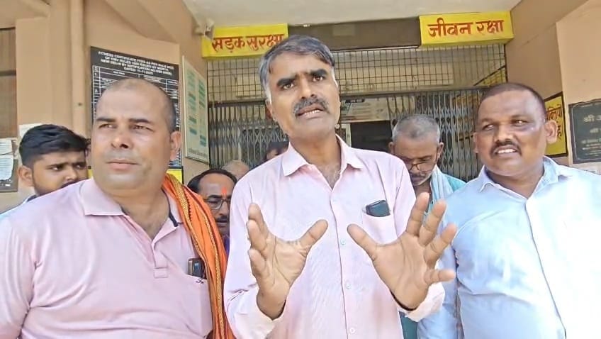 प्रदर्शन करते ऑटो लोडर चालक।