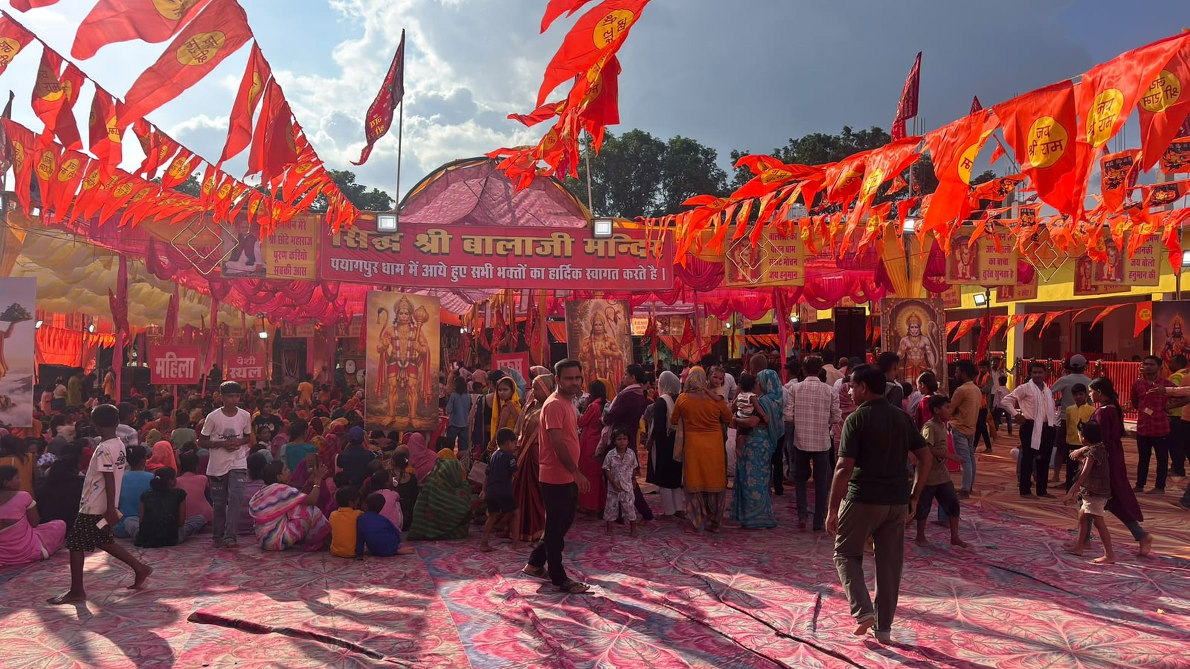 पयागपुर में नव निर्मित बालाजी मंदिर में प्राण प्रतिष्ठा समारोह में मौजूद श्रद्धालु। 
