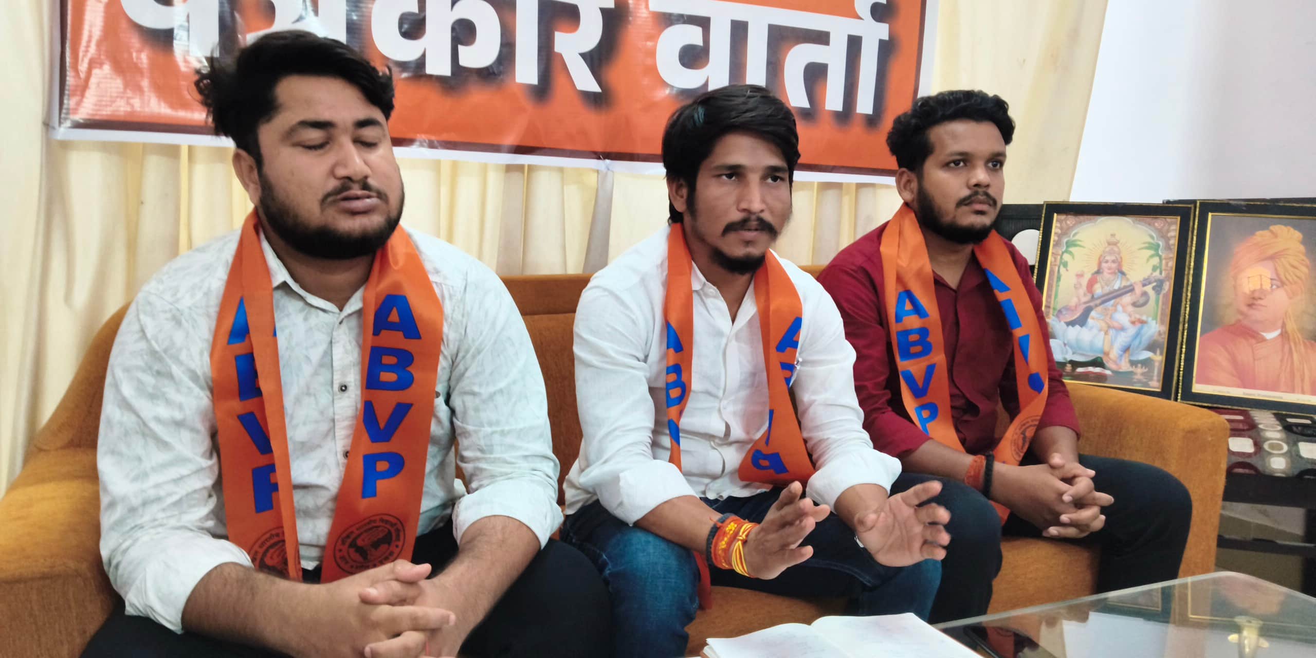 रॉबर्ट्सगंज पीडब्लूडी डाक बगला में पत्रकारो से वार्ता करते अखिल भारतीय विद्यार्थी परिषद के पदा