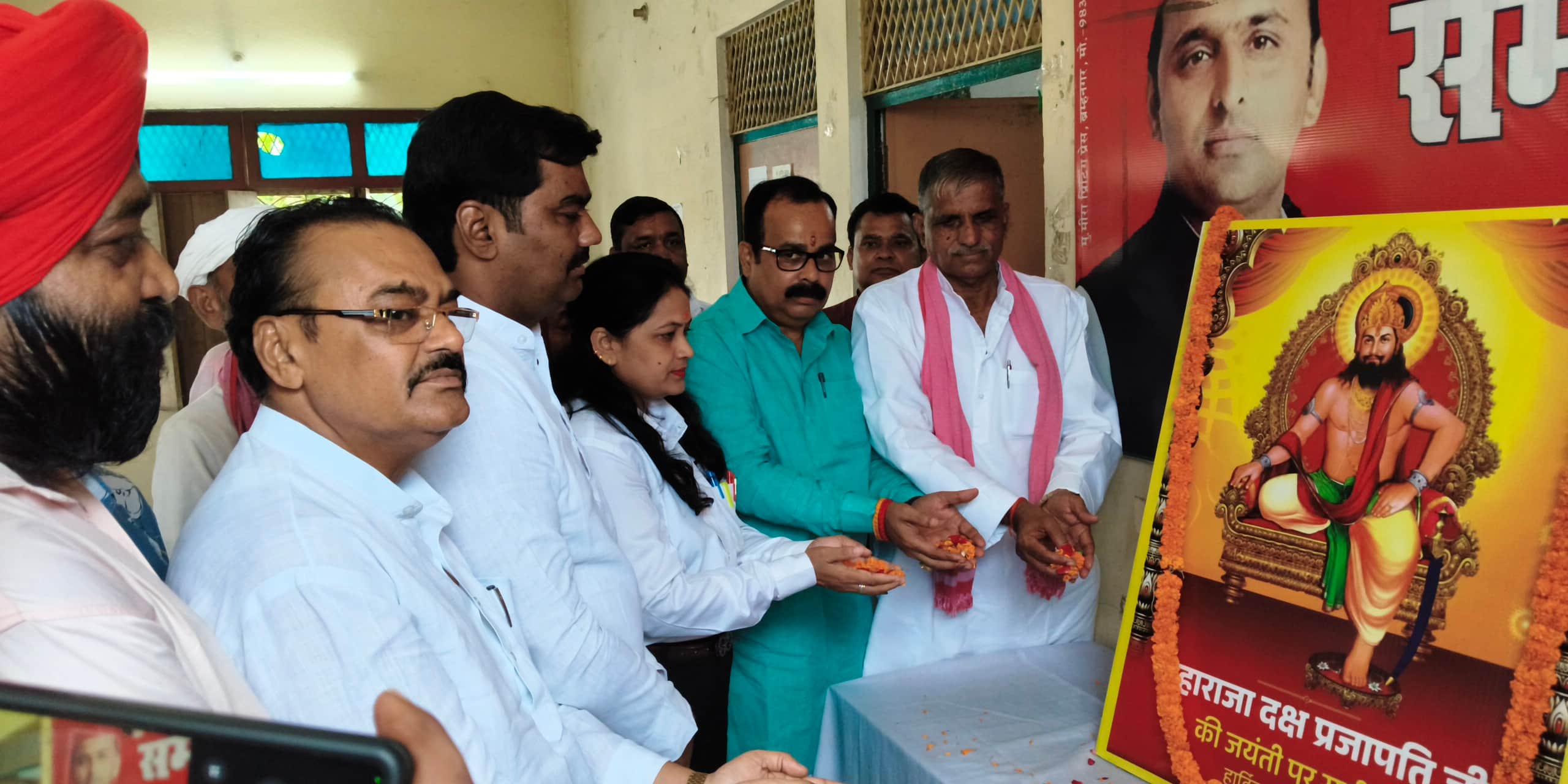 रॉबर्ट्सगंज सपा जिला कार्यालय में महराज दक्ष प्रजापति की जयंती पर पुष्प अर्पित करते सपा के पदा