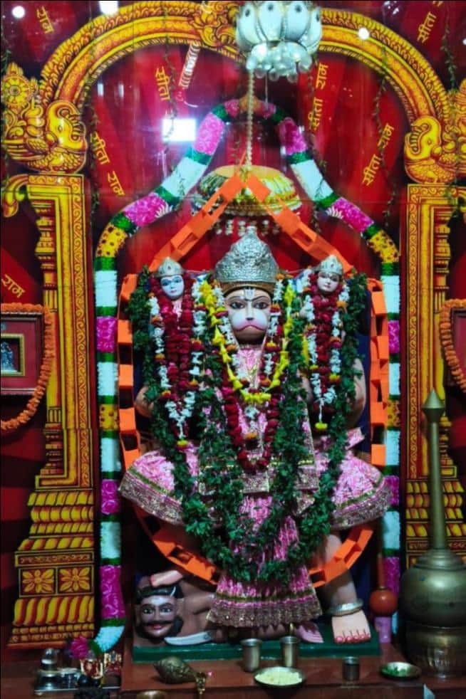 रॉबर्ट्सगंज श्री संकट हरण सिंद्ध हनुमान मंदिर में सजी भव्य प्रतिमा। संवाद