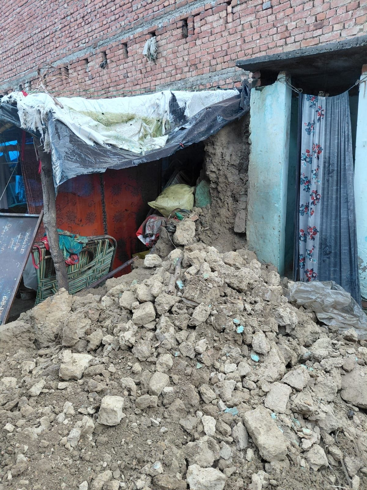 रेहड़िया में कच्चे मकान की दीवार गिरी। संवाद