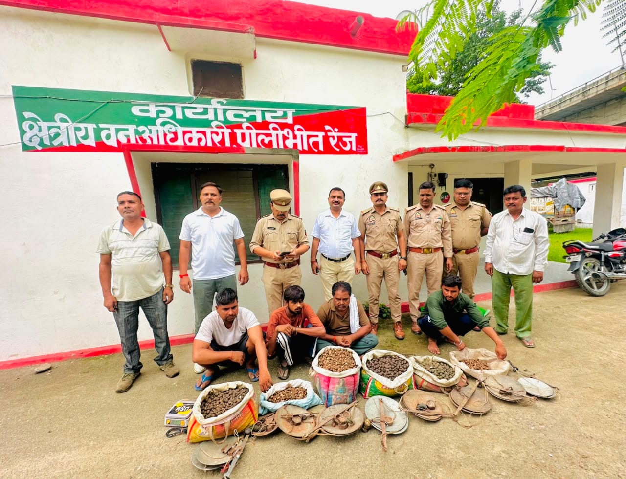 रेलवे स्टेशन के पास कटरूआ बेचते पकड़े गए आरोपी। स्रोत- वन विभाग