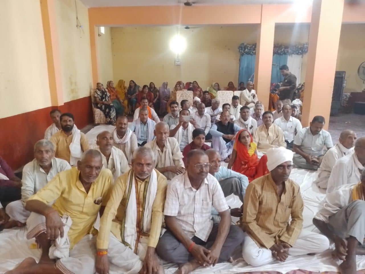रामलीला मैदान में आयोजित कार्यक्रम में मौजूद लोग।