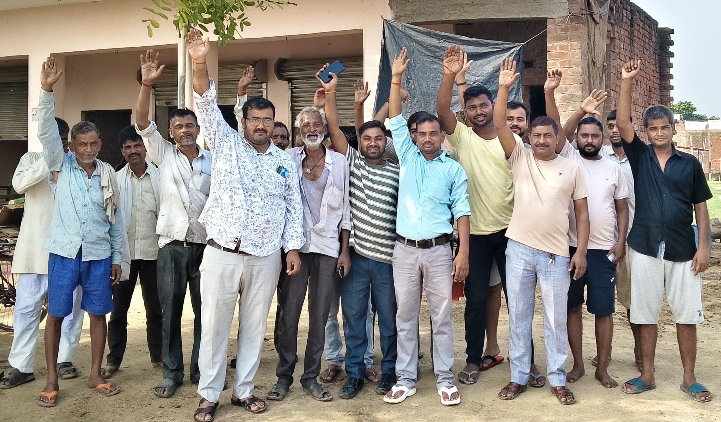 रायबरेली में डीह क्षेत्र में प्रदर्शन करते व्यापारी।