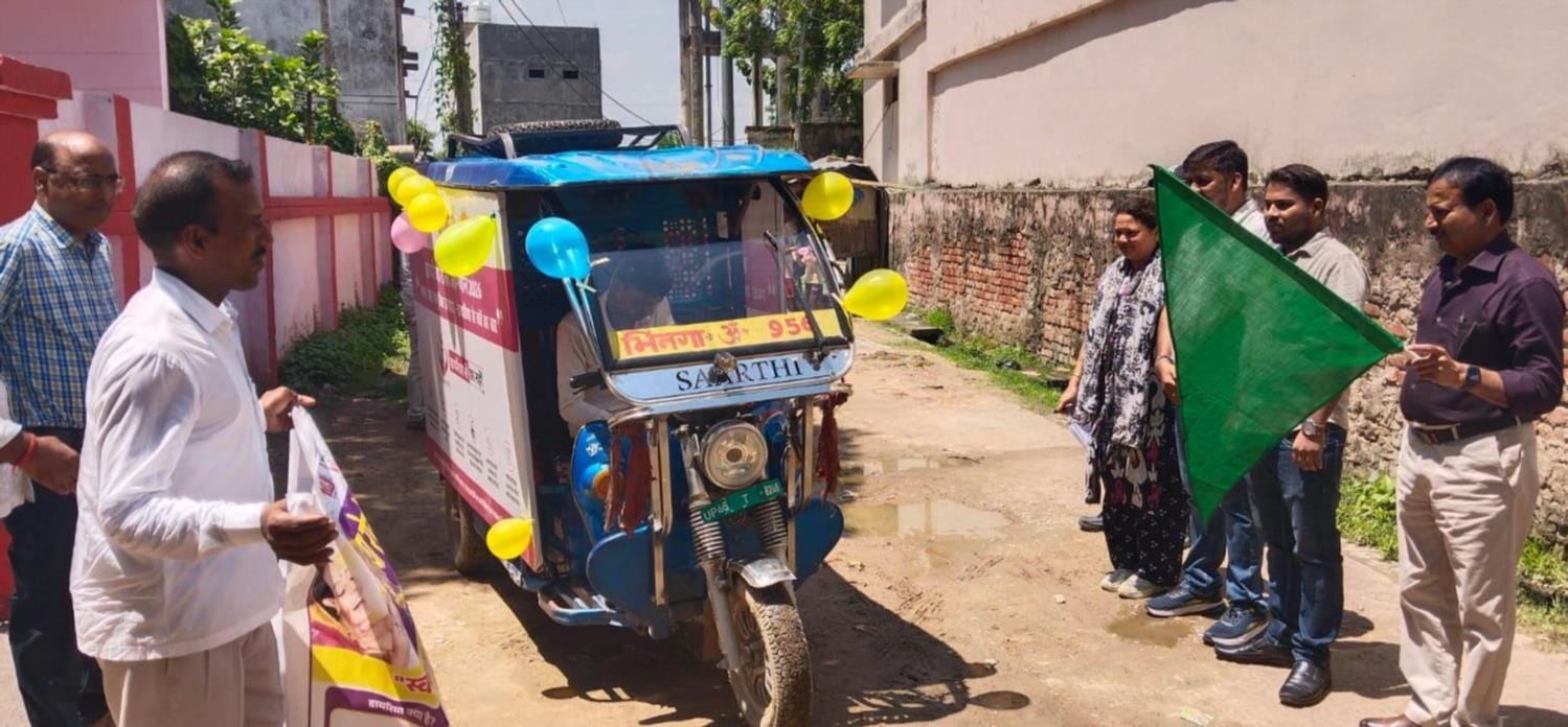 सीएमओ कार्यालय से प्रचार वाहनों को हरी झंडी दिखाकर रवाना करते सीएमओ।