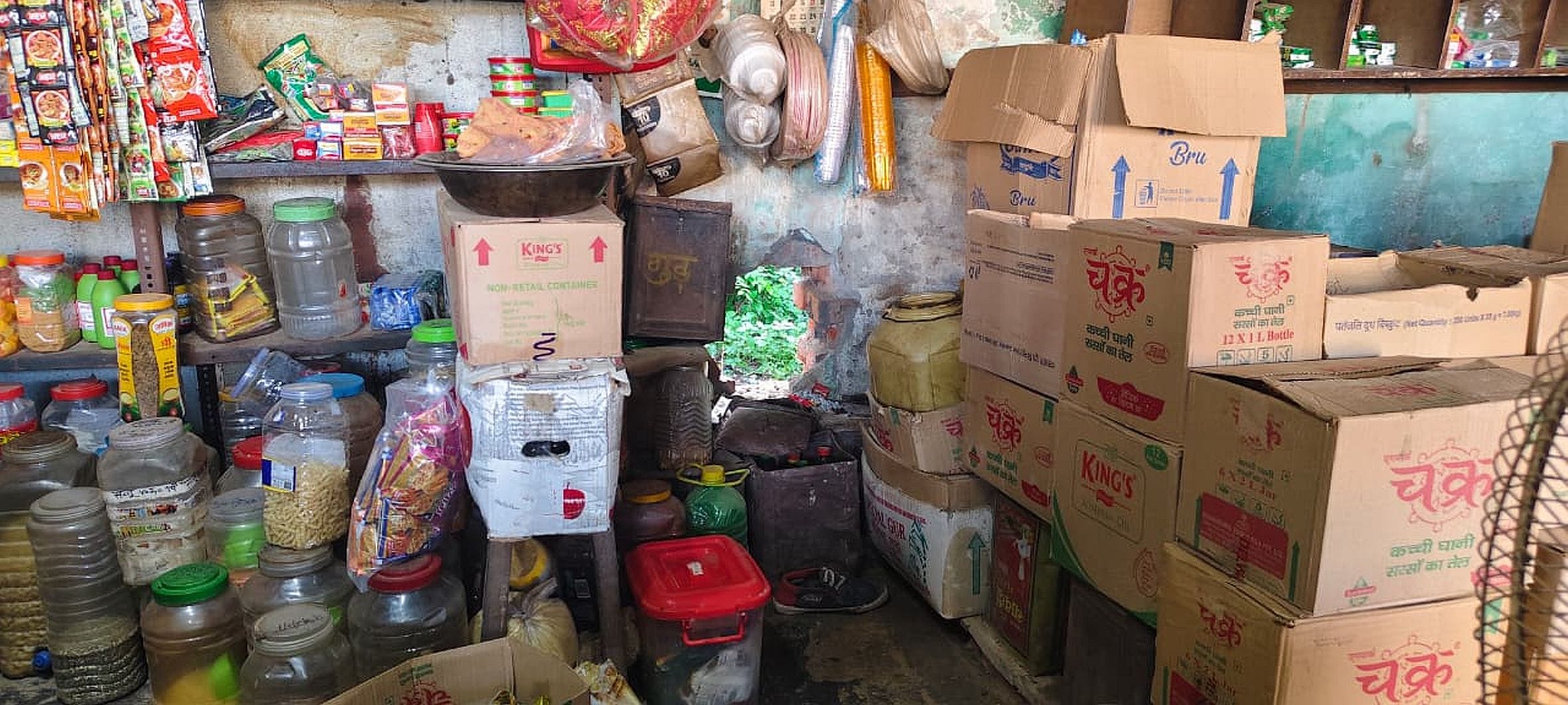 संग्रामपुर के मिसरौली बाजार में दुकान के दीवार की कटी सेंध। स्रोत: स्थानीय नागरिक