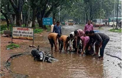 सड़क पर गड्ढे, रोज हो रहे हादसे