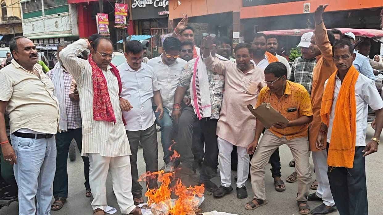 Municipal councilors burned a symbolic effigy of opposition leaders.