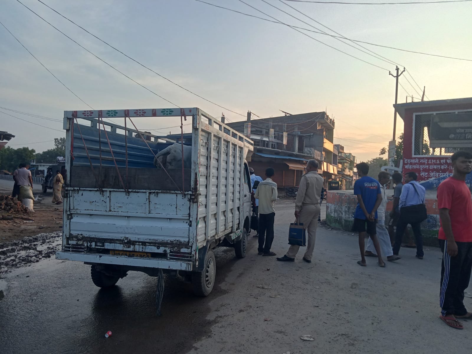 सुखपुरा चौराहा पशु लदी पिकअप की जांच करते पुलिसकर्मी।संवाद