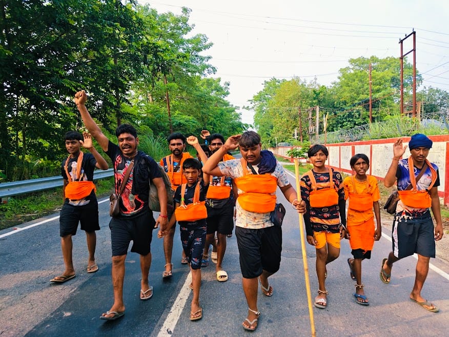Amidst chants of "Har-Har Mahadev," the Kanwariyas proceeded towards their destination.