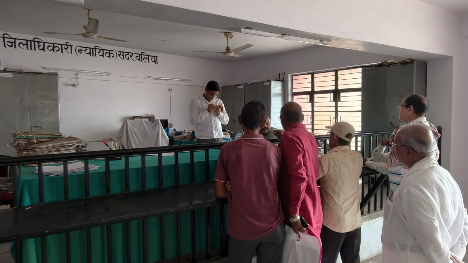 सदर तहसील परिसर स्थित खाली पड़ा तहसील न्यायालय की कुर्सी। संवाद