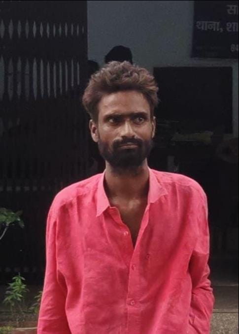 शाहगंज में चोरी की बाइक के साथ आरोपी। पुलिस विभाग