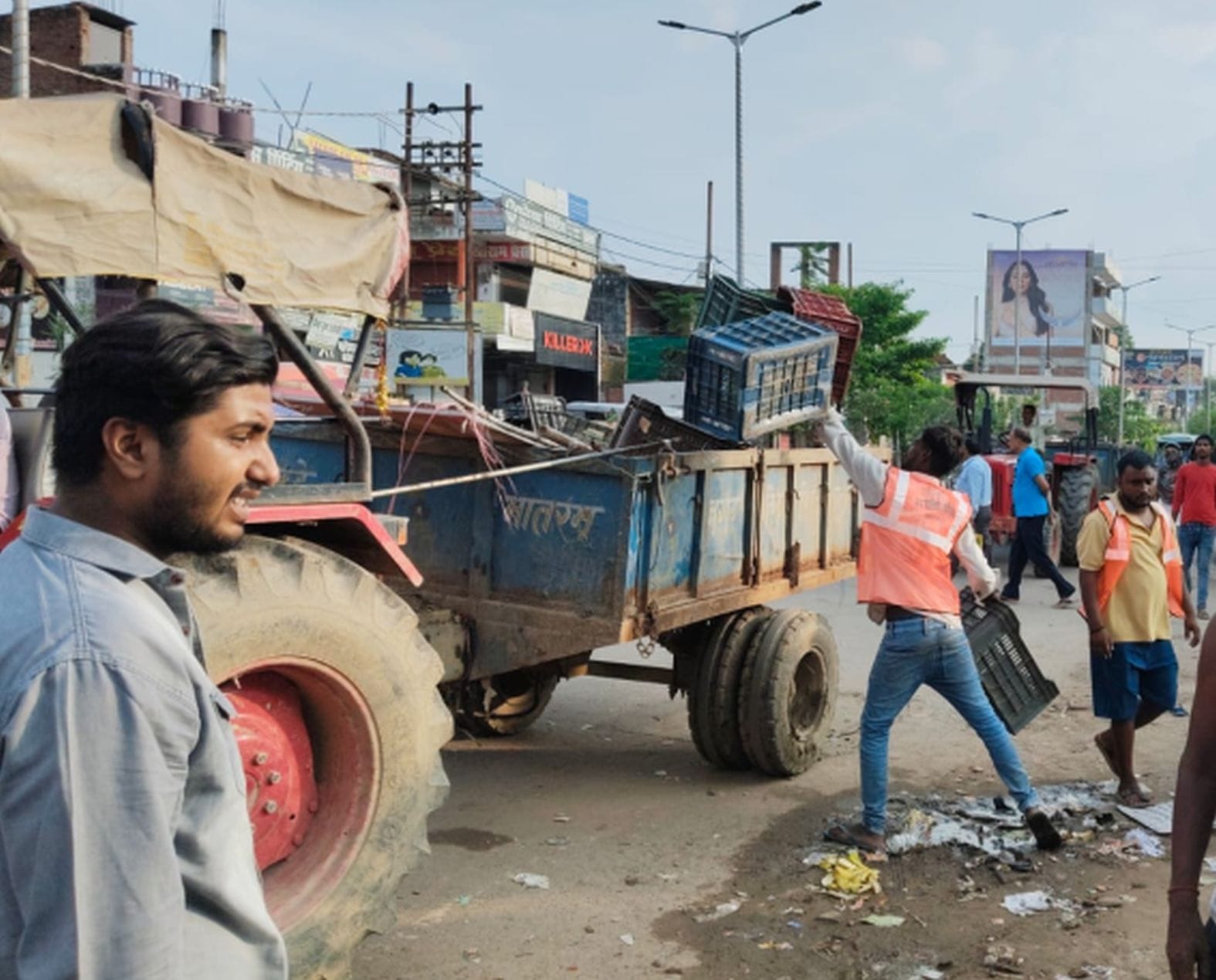 शहर के बस स्टेशन के पास ट्रैक्टर में अतिक्रमणकारियों का सामान रखते पालिकाकर्मी। स्रोत- नगर पालि