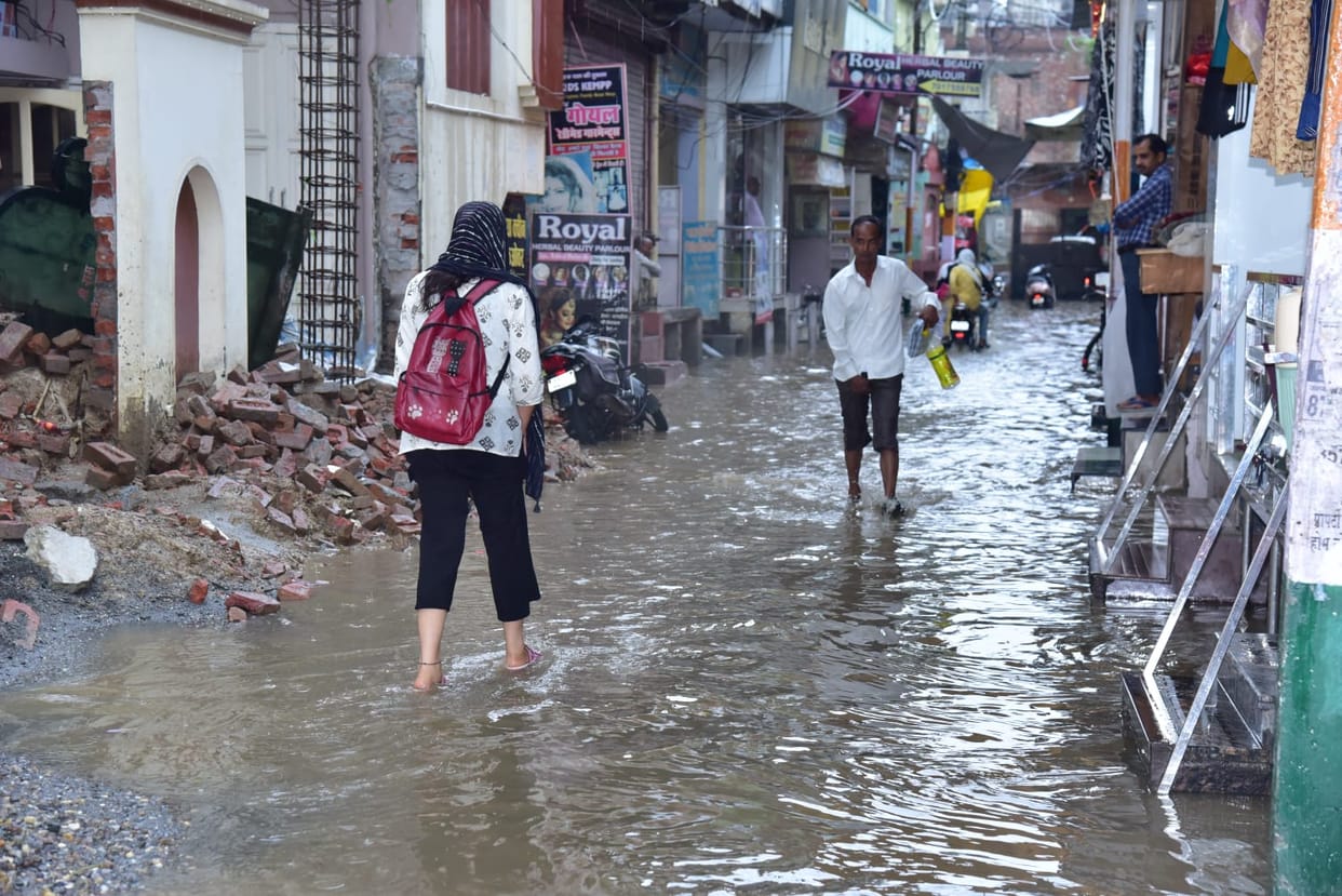 Heavy downpour exposes the reality of the sanitation system; waterlogging brings traffic to a standstill.