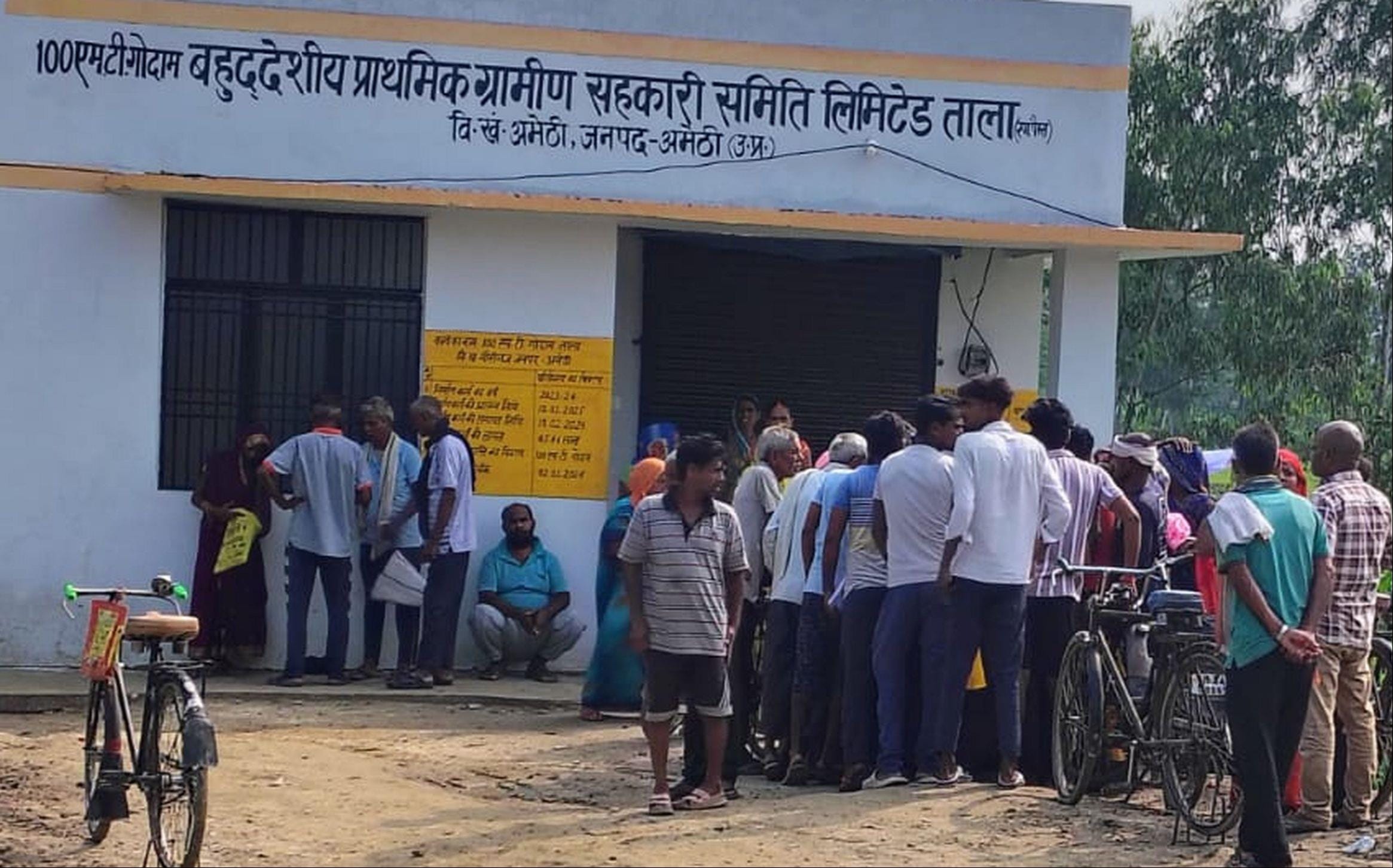 ताला साधन सहकारी समिति पर बैठे किसान। संवाद