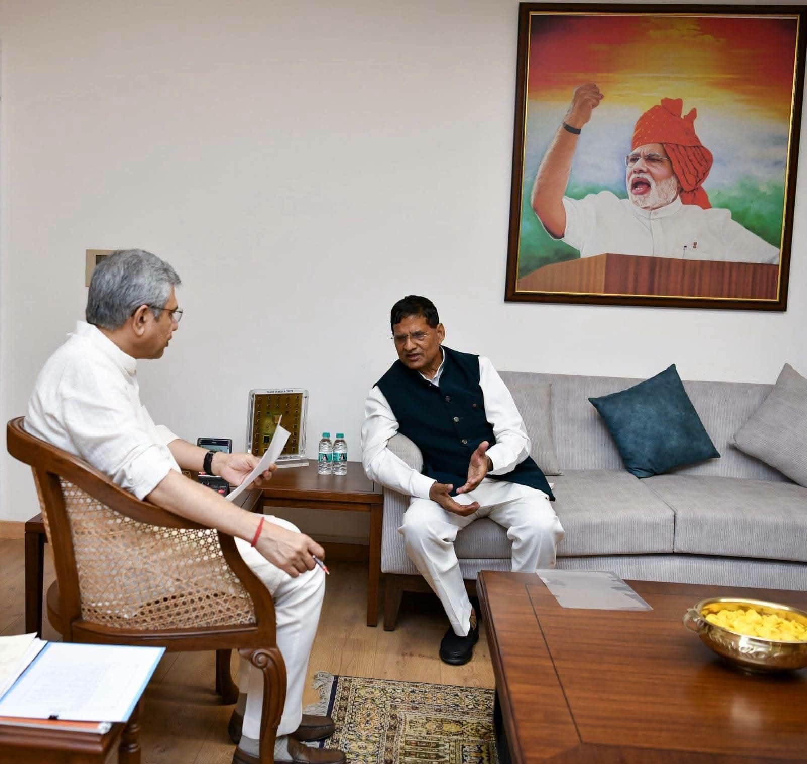 दिल्ली में केंद्रीय रेल मंत्री अश्विनी वैष्णव को मांग पत्र देने के बाद मौजूद सांसद लालजी वर्मा