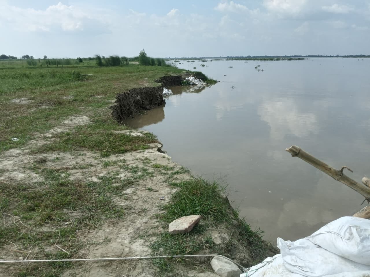 देवारा क्षेत्र में घाघरा कर रही कटान। संवाद