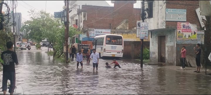 धामपुर के मोहल्ला पहाड़ी दरवाजा की सड़कों पर बहता बरसाती पानी और पानी में निकलते नागरिक संवाद