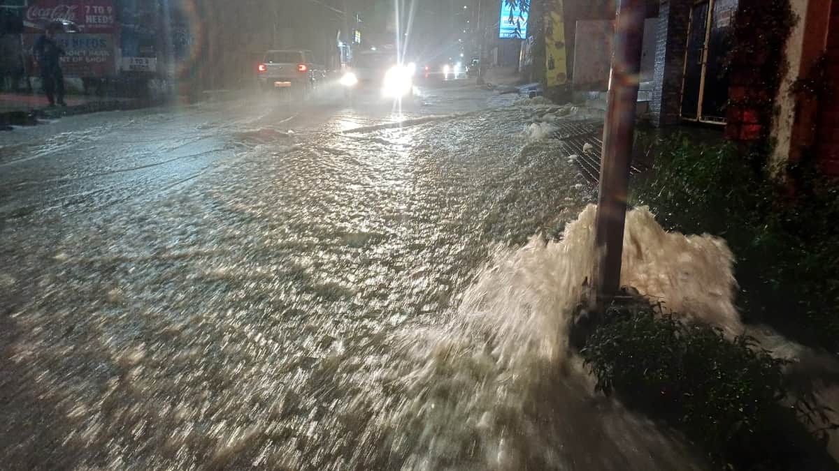 धर्मशाला के बड़ोल में आधी रात को बारिश के दौरान सड़क पर बहता पानी। अमर उजाला