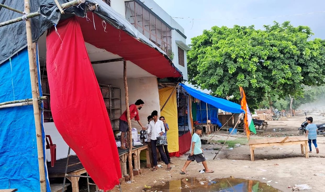 A market dedicated to Lord Bhole will be set up opposite the *mandi* in Ujhani; shopkeepers have started arriving.