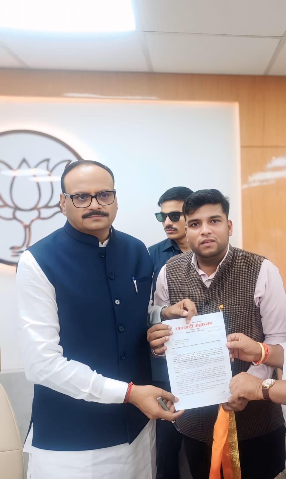 उपमुख्यमंत्री ब्रजेश पाठक को खड़खड़ी महोत्सव में शामिल होने का निमंत्रण देते विकास त्यागी। स्रो