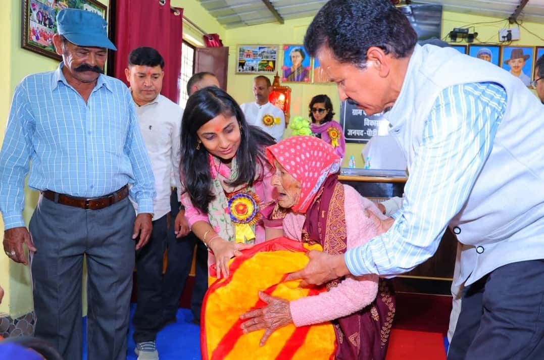 विकासखंड खिर्सू के कठूड़ में आयोजित  चौपाल में बुजुर्ग को सम्मानित  करतीं जिलाधिकारी स्वाति ए