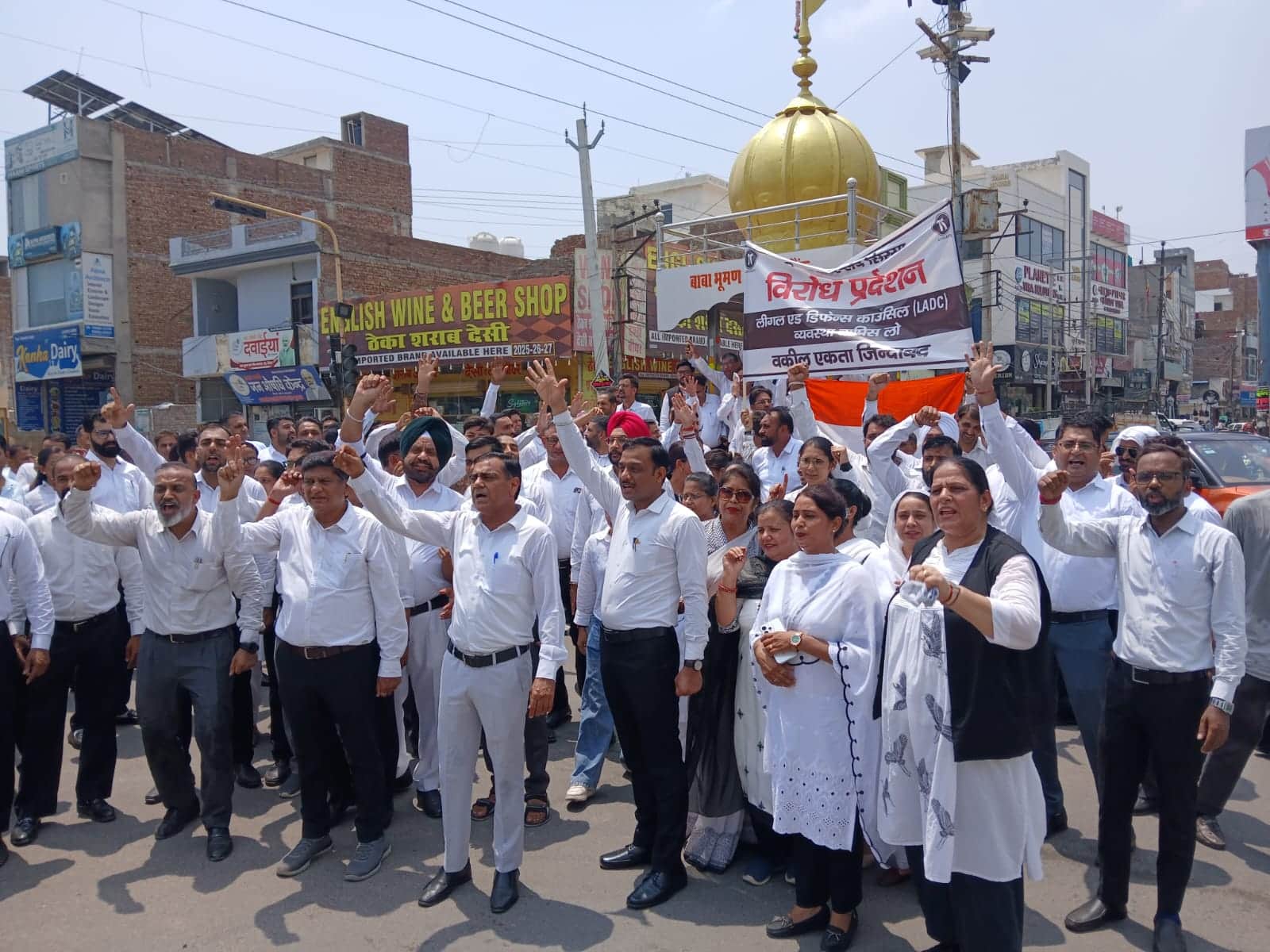 विरोध प्रदर्शन करते जिला के अधिवक्ता। संवाद 