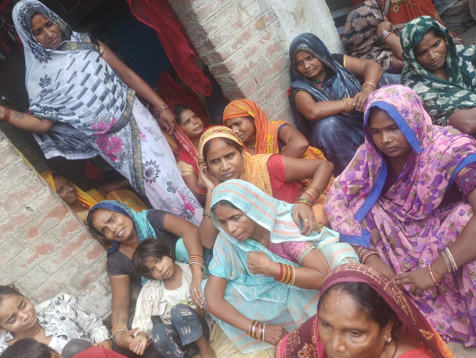 युवक की माैत पर गमगीन परिजन।