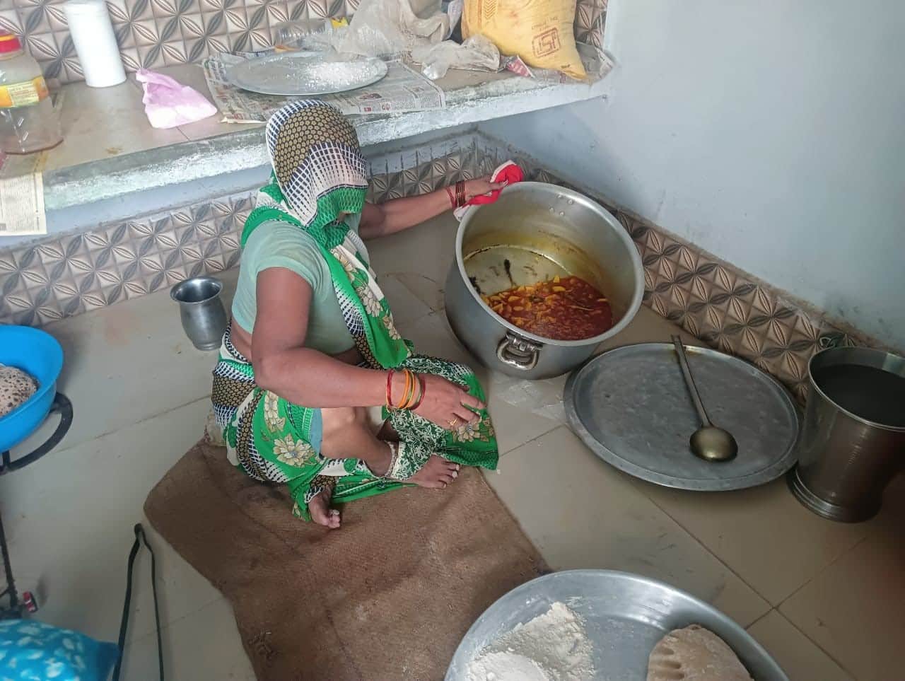 100 छात्रों के लिए बनी सब्जी दिखाती रसोइया। संवाद