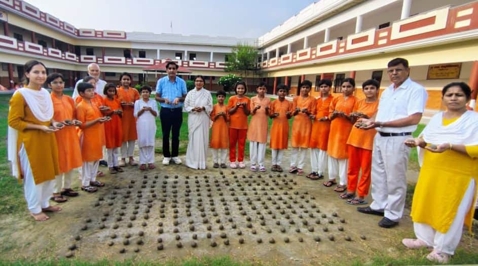 50 : अभियान के संयोजक डॉ. जसमेर हुड्डा को 300 सीड बॉल दान करतीं विश्ववारा कन्या गुरुकुल रुड़की