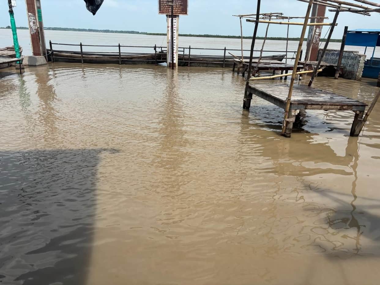 The water level of the Ganges has risen to the 'low flood' stage, with the water overtopping the ghats and the *khadar* (floodplain) areas.