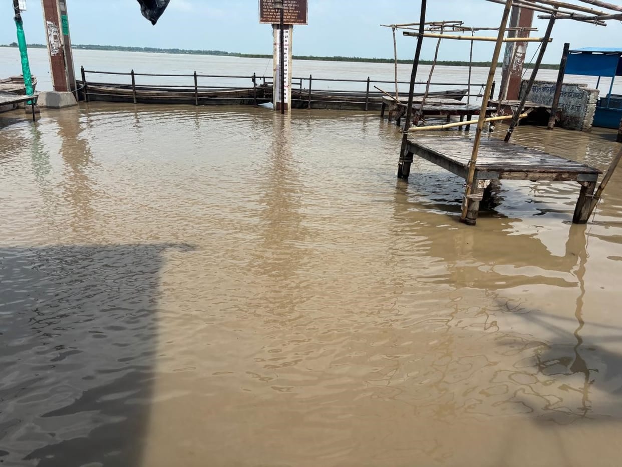 The water level of the Ganges has risen to the 'low flood' stage, with the water overtopping the ghats and the *khadar* (floodplain) areas.