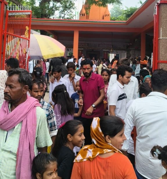 Devotees bowed their heads at the Guru's feet and sought his blessings