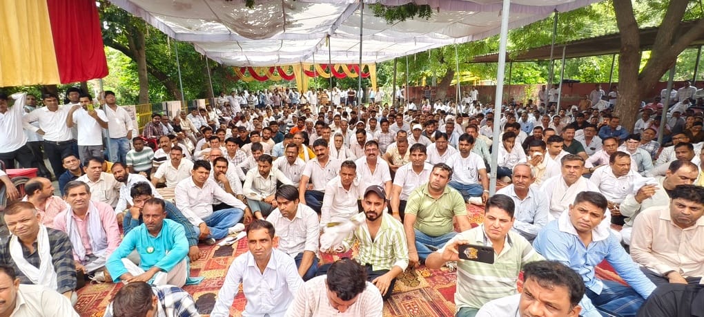 Electricity department employees staged a protest at the SE's office and took out a march to the Mini Secretariat to express their resentment.