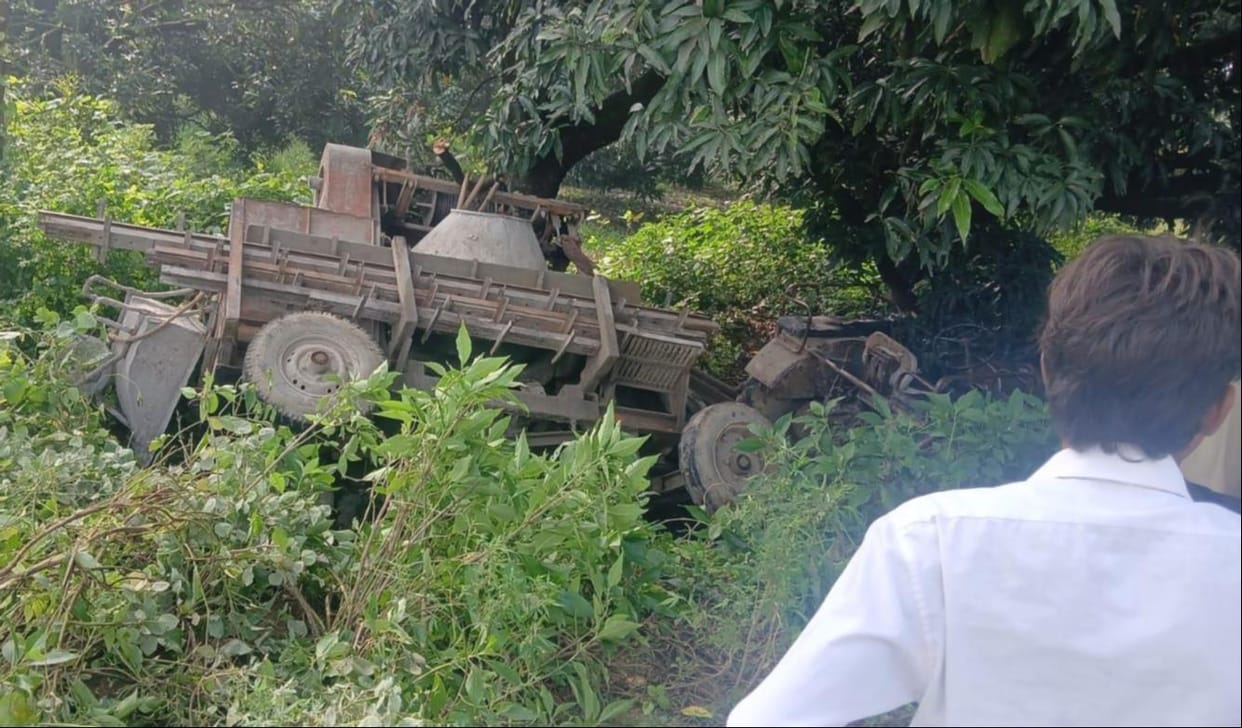 Tractor-linter machine overturns due to steering failure; ten laborers injured.