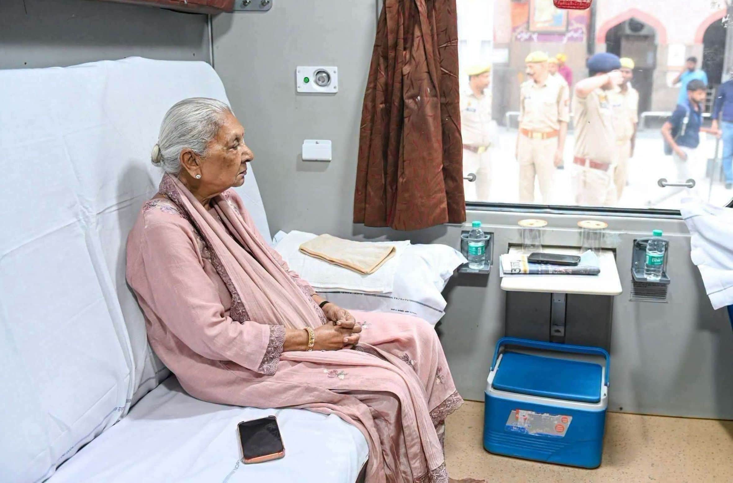 बेगमपुरा एक्सप्रेस में मौजूद राज्यपाल। स्रोत: सोशल मीडिया