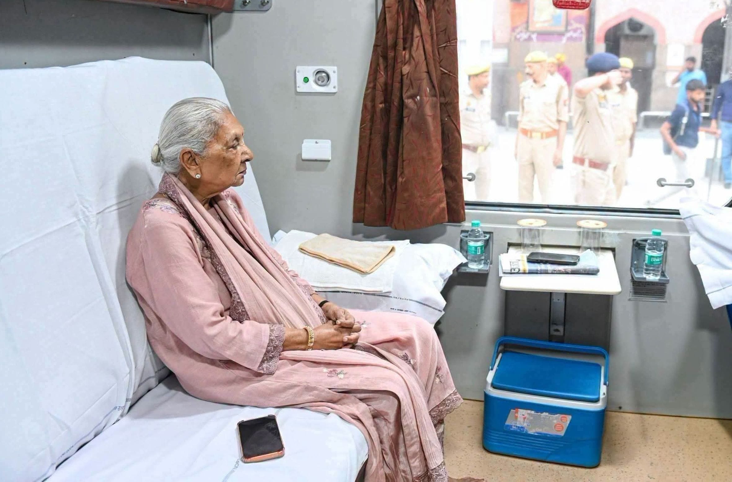 बेगमपुरा एक्सप्रेस में मौजूद राज्यपाल। स्रोत: सोशल मीडिया