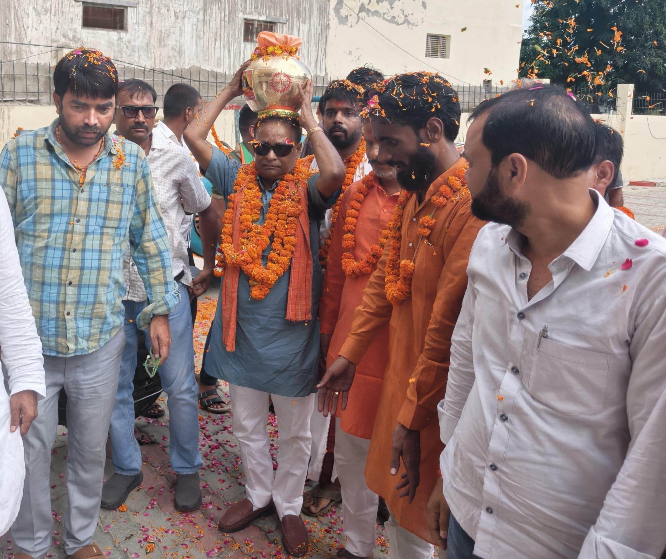 भाजपा कार्यालय पर कलश वंदन यात्रा का स्वागत करते भाजपाई।