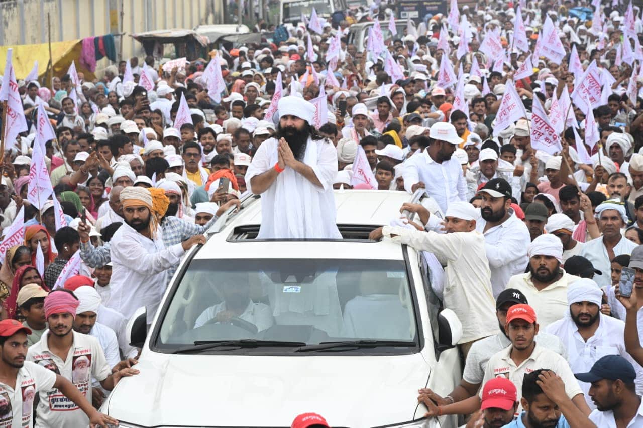 भक्तों का अभिवादन स्वीकार करते पंकज महाराज। 