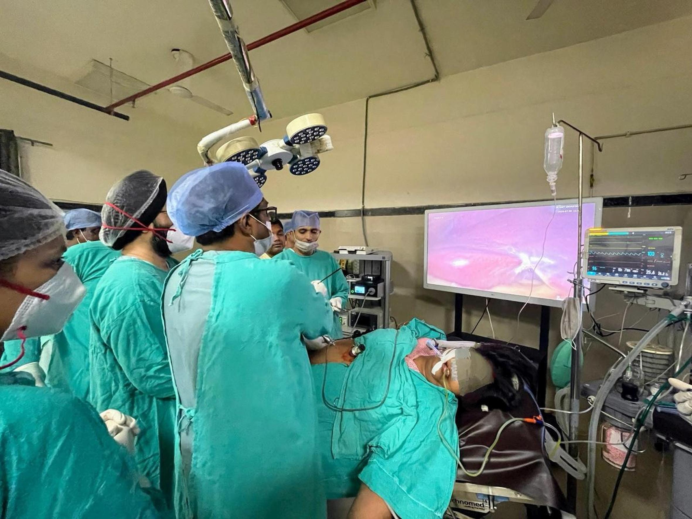 बहराइच मेडिकल कॉलेज में दूरबीन विधि से ऑपरेशन करते चिकित्सक।