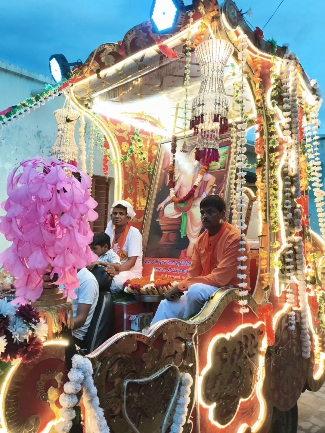 Chants hailing Lord Daksha Prajapati echoed; the city was filled with an atmosphere of devotion and celebration.