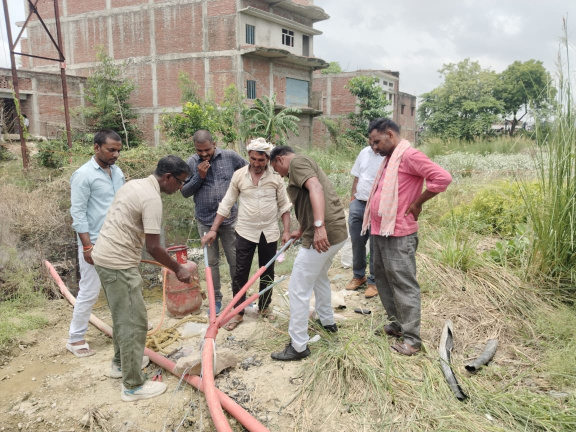 बेल्थरारोड क्षेत्र के मधुबन ढाला के समीप विद्युत तार का मरम्मत करते विद्युतकर्मी।संवाद