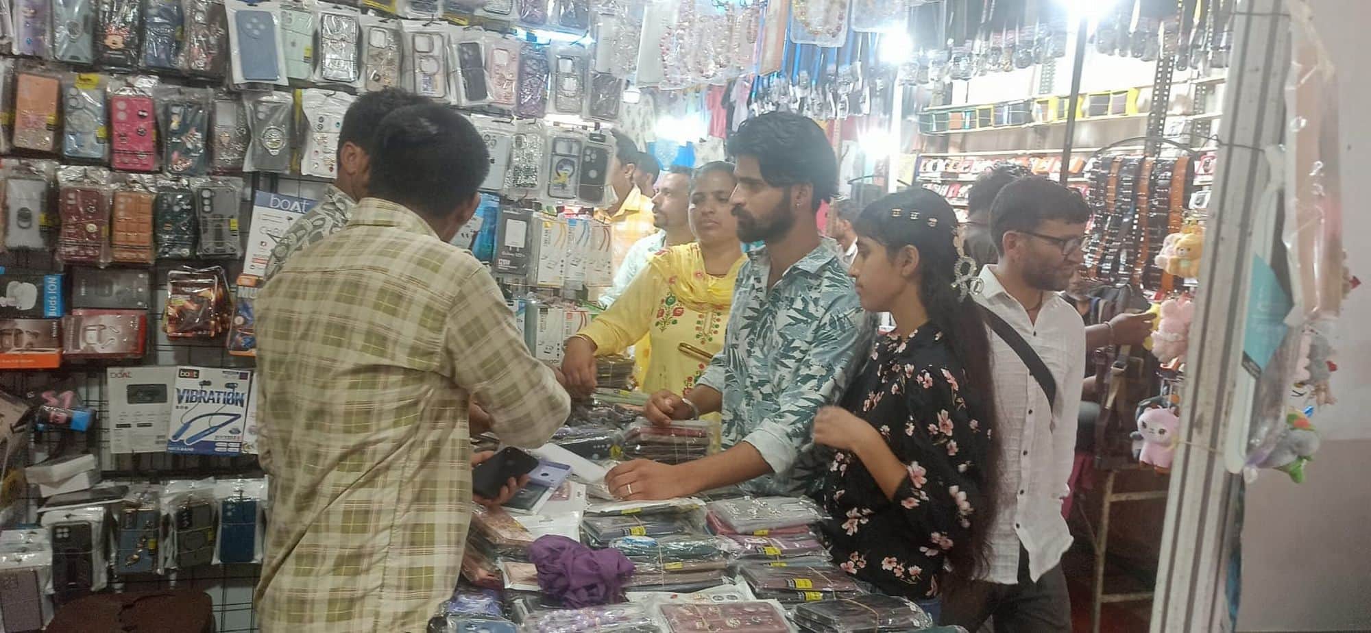 चंबा मिंजर मेले के दौरान खरीदारी करने में जुटे लोग।संवाद