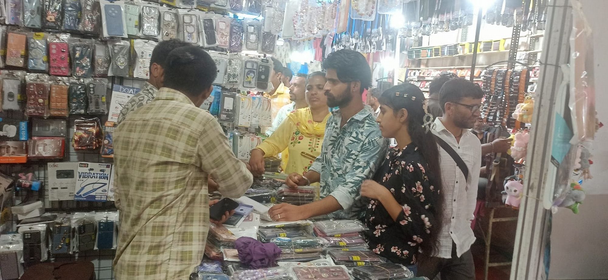 चंबा मिंजर मेले के दौरान खरीदारी करने में जुटे लोग।संवाद