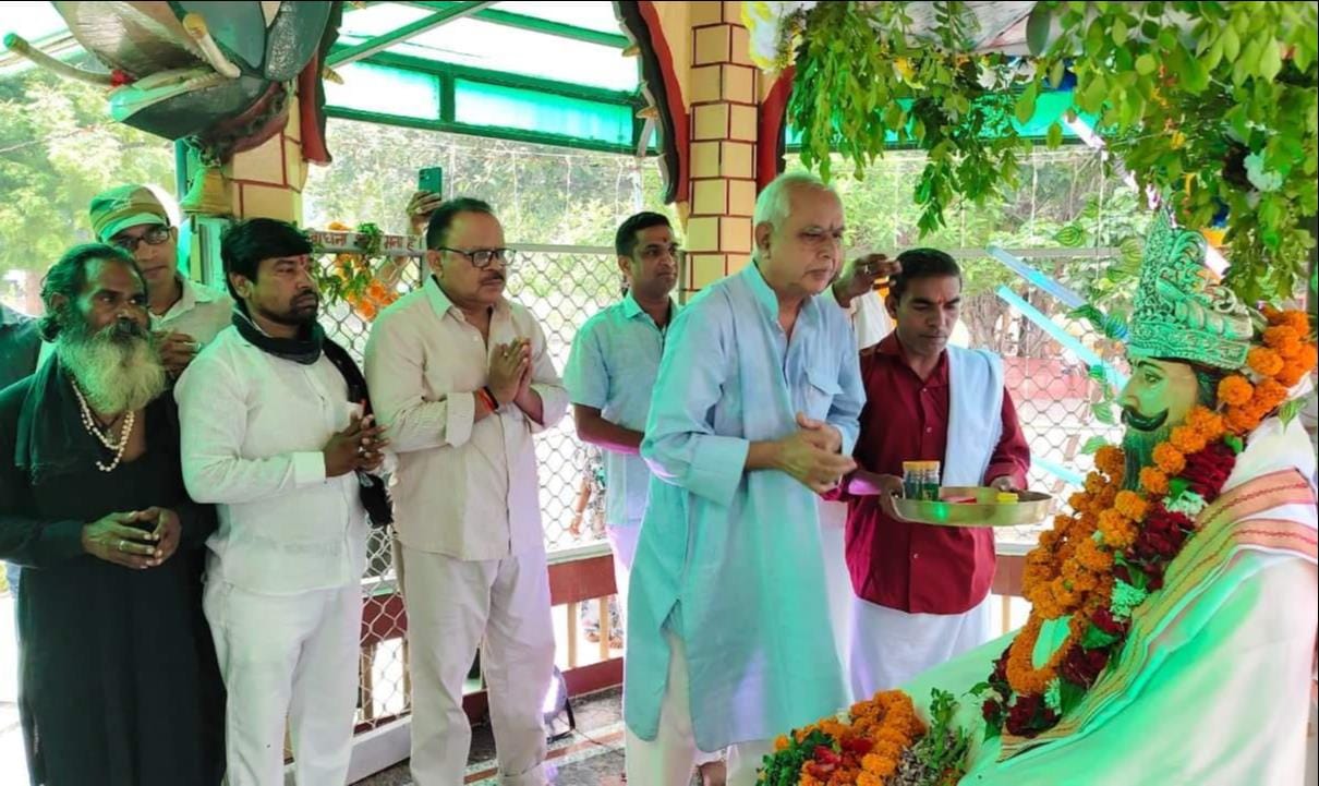 Bowing my head in reverence at the Guru's feet, I sought and received blessings.