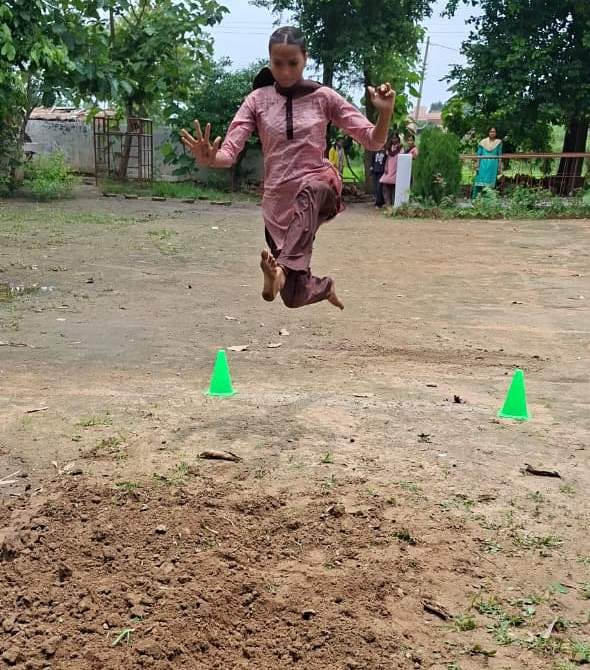 चकिया के कोदोचोक उच्च प्राथमिक विद्यालय पर छलांग लगाती युवती। संवाद
